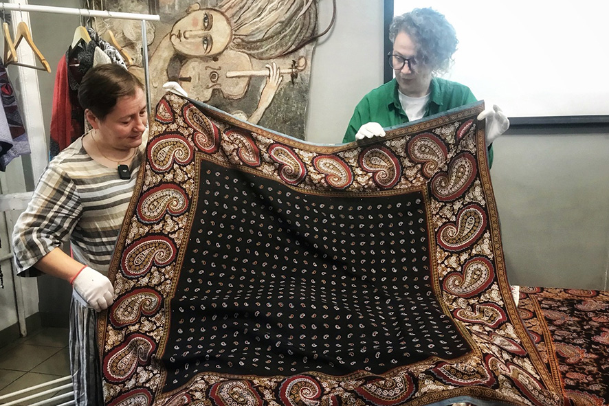 В Иванове воссоздали платки по 200-летней технологии