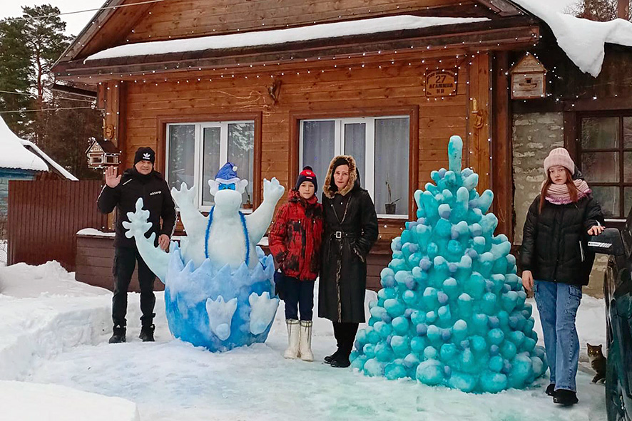 Житель Юрьевца вылепил дракона и елку из особой снежной смеси