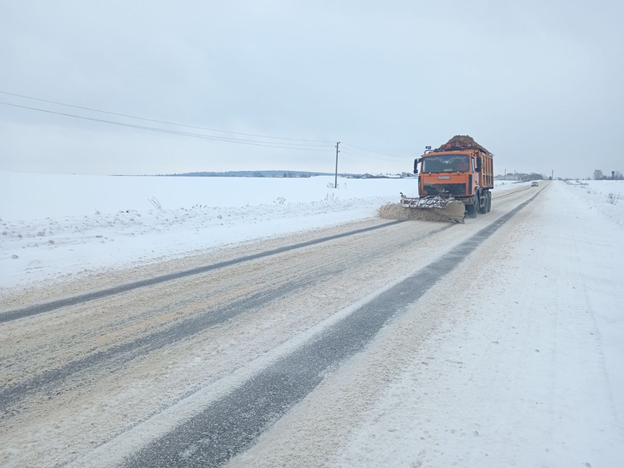 Более 200 машин расчищают трассы от снега в Ивановской области