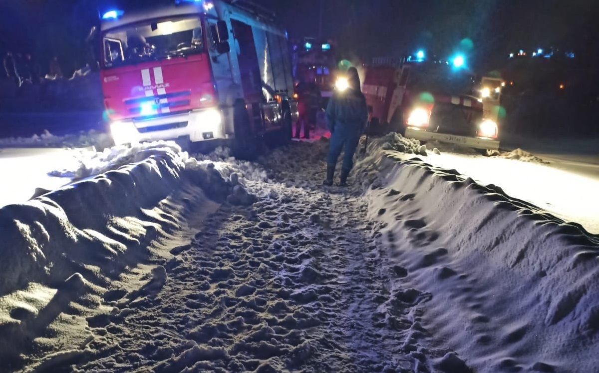 В Палехе пожарные машины забуксовали в сугробах по пути к горящему дому