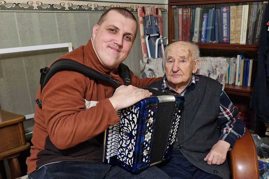 Гармонист из Кирова снял мини-фильм про 94-летнего ветерана из Родниковского района