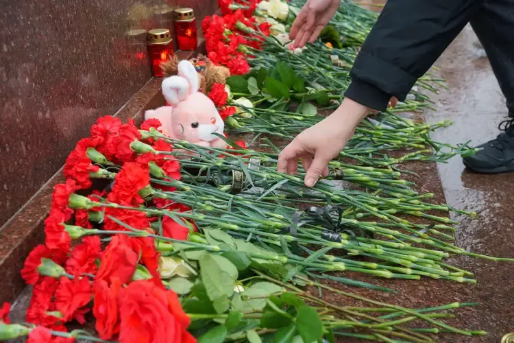 Ивановцы несут цветы к памятнику Георгию Победоносцу в память о жертвах теракта