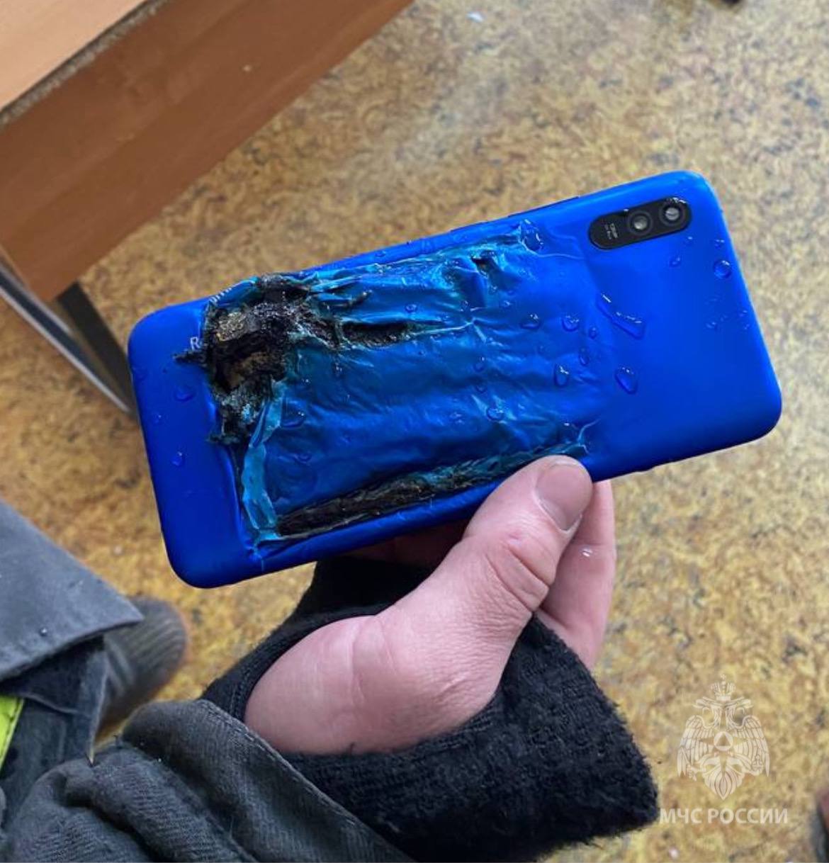 В Тейкове у шестиклассницы на уроке загорелся телефон