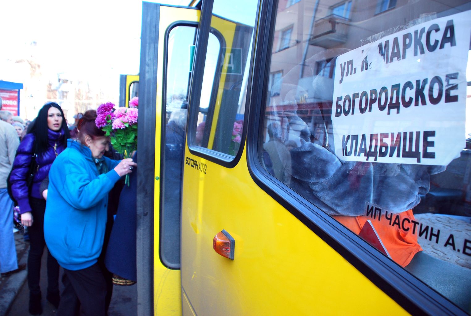Жители Иванова смогут доехать до кладбищ в майские праздники на прямых автобусах