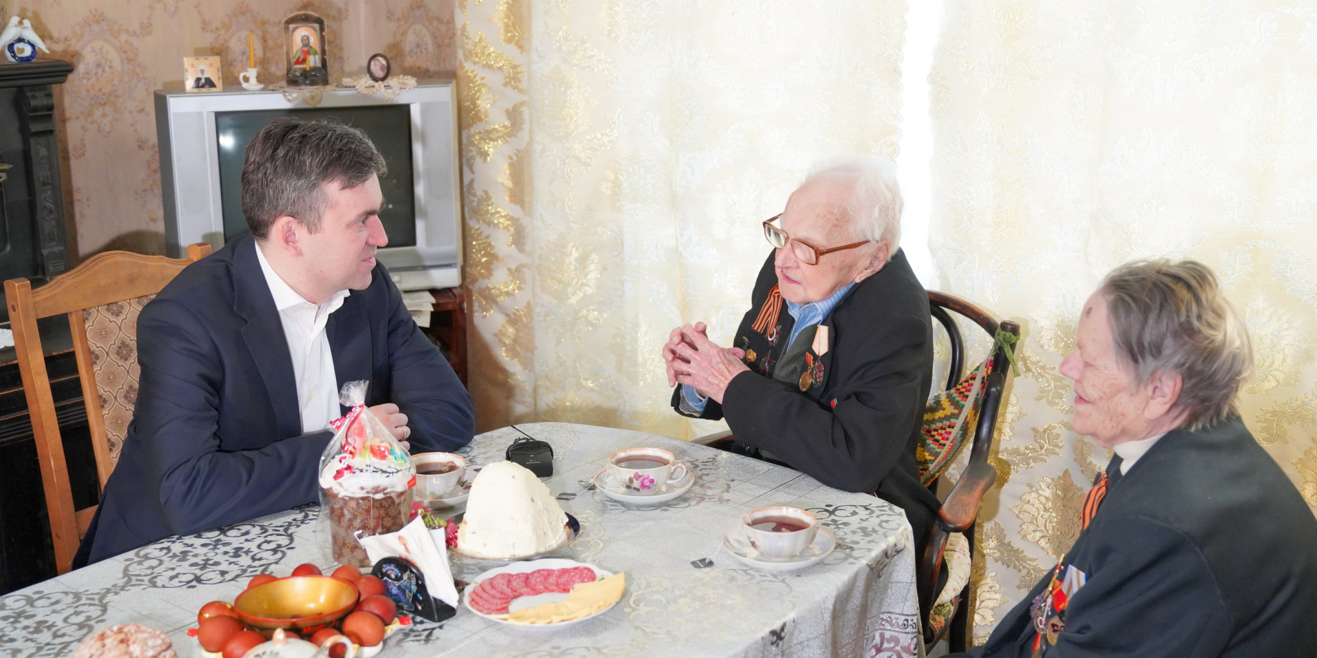 Станислав Воскресенский поздравил с Днем Победы 102-летнего ветерана из Кинешмы