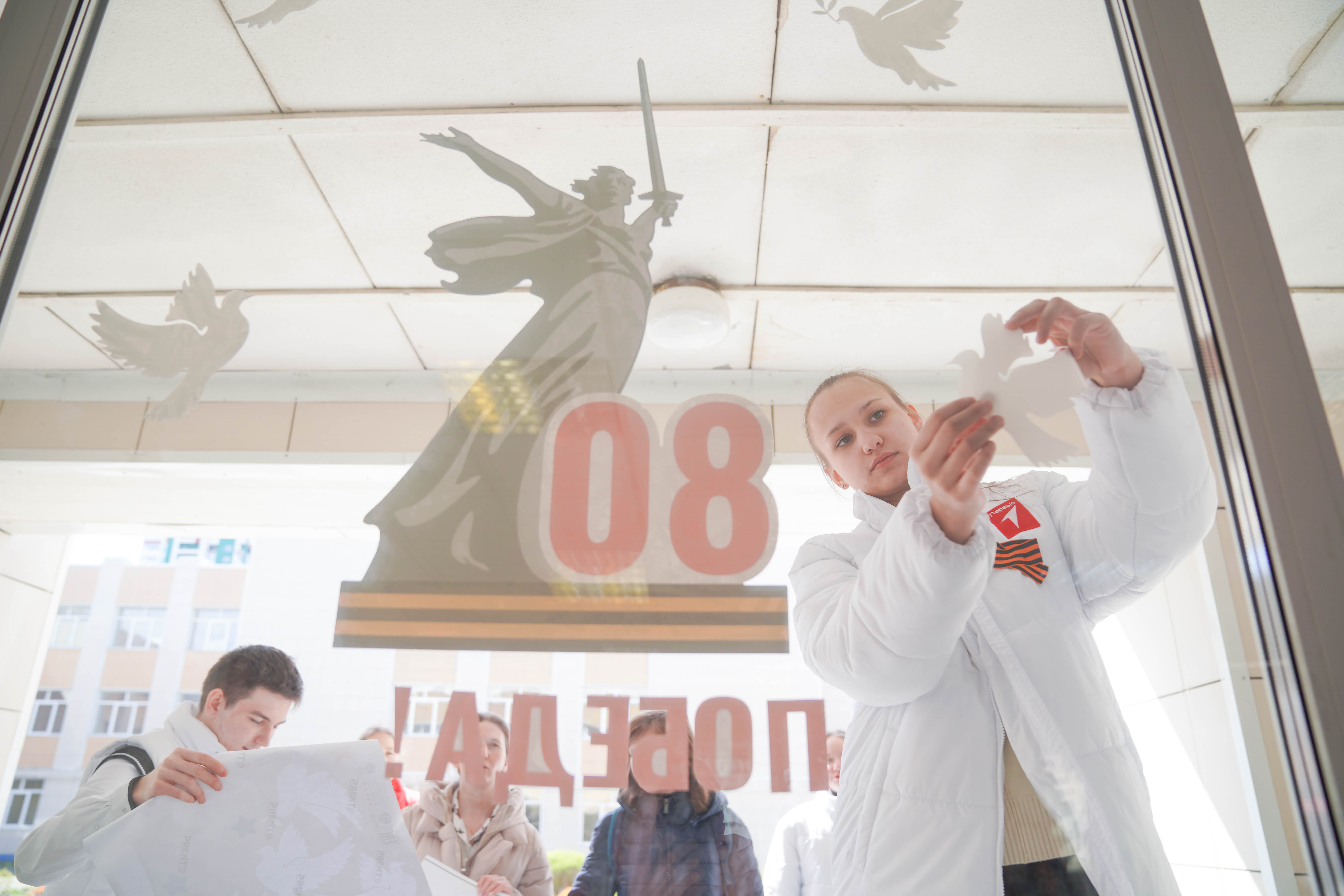 Рассказать о подвиге и через окна